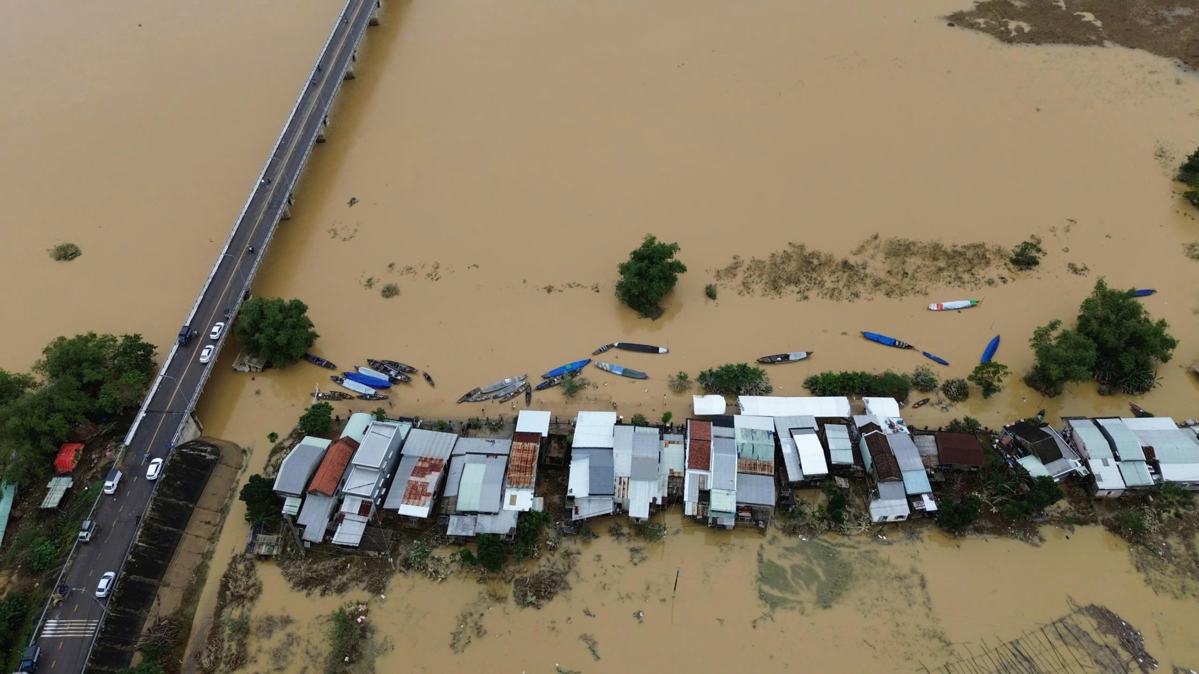 水库放水调节洪水以迎接大雨,岘港各河流水位再次上涨